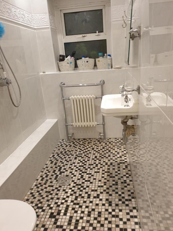 Judy'S B&B Private Home Cardiff Bagian luar foto